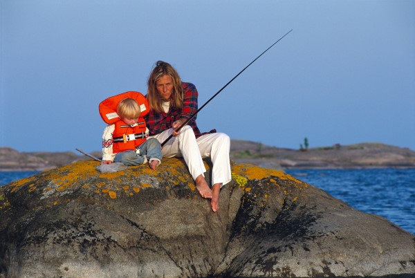 Kvinna och barn fiskar