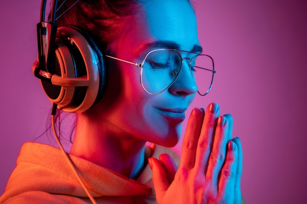 30289183-fashion-pretty-woman-with-headphones-listening-to-music