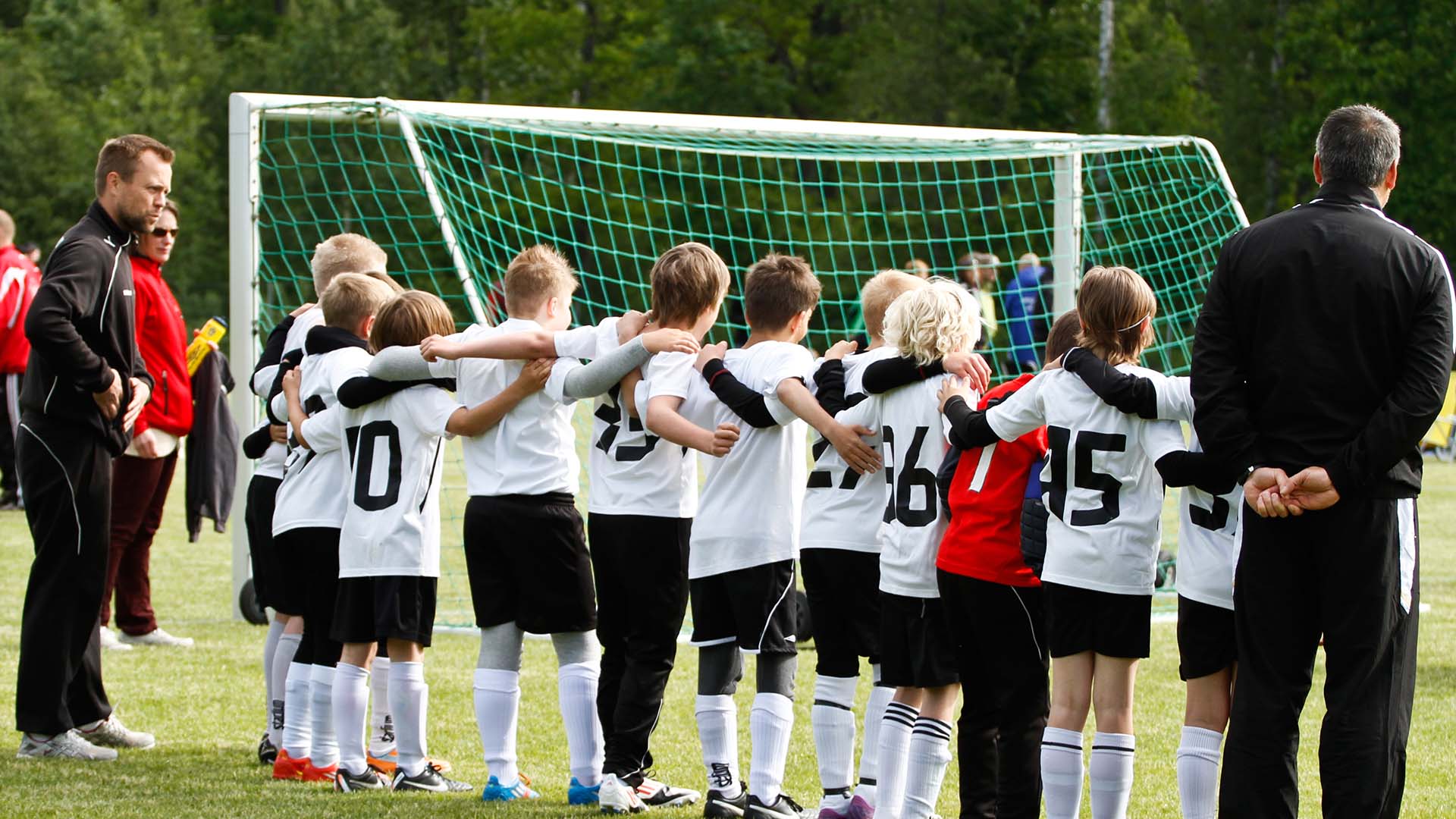 Bild med fotbollslag-tillsammans-efter-match.jpg