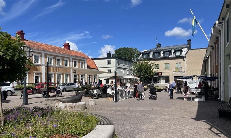 Ett torg med människor